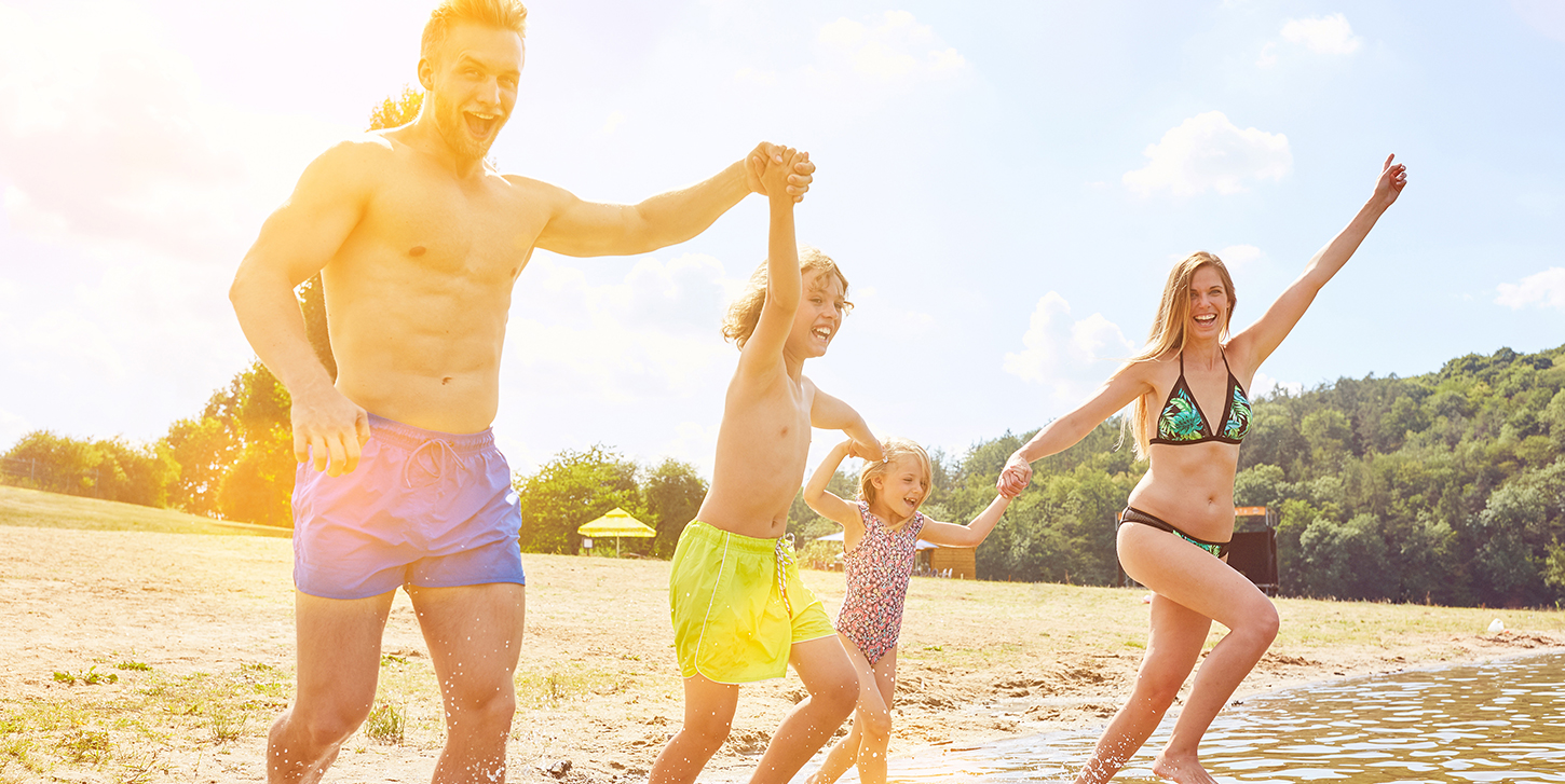 Familie am Badesee